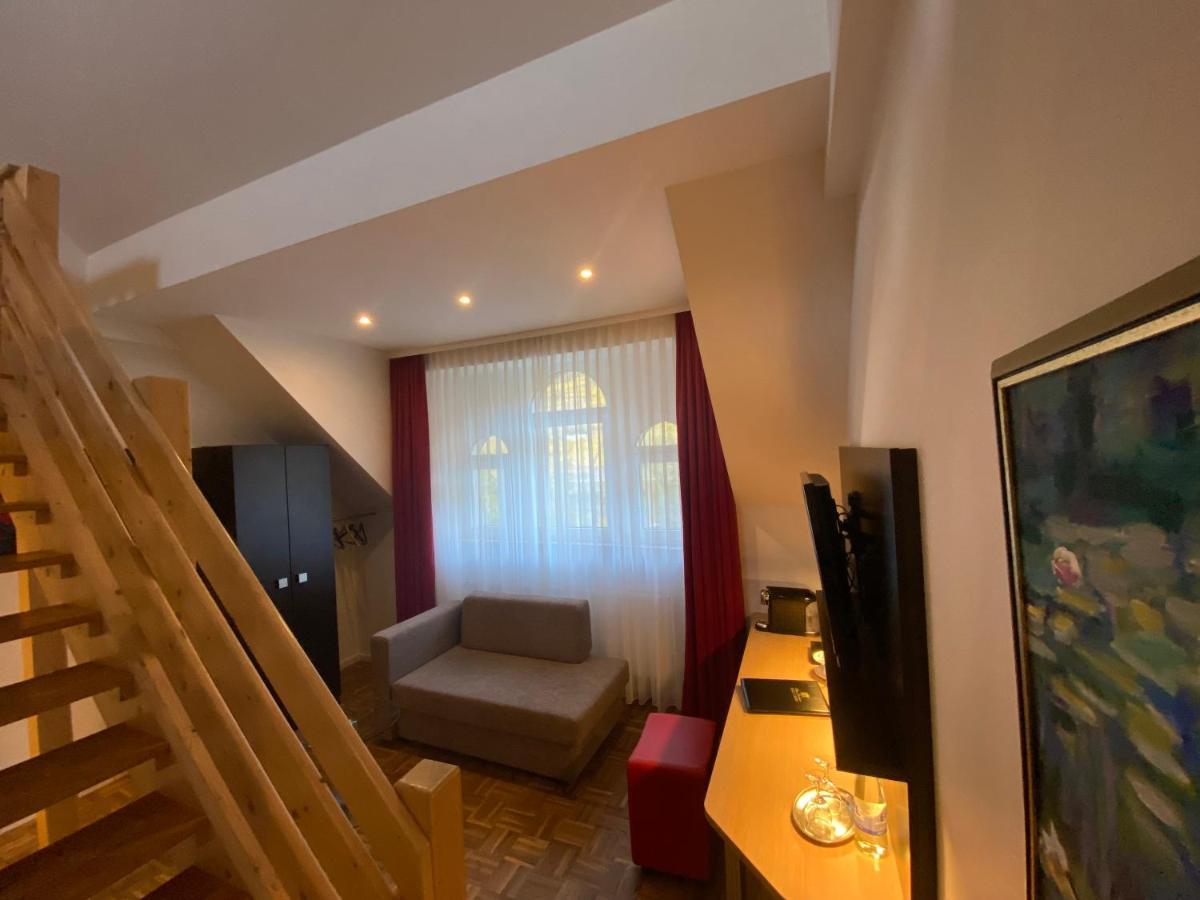 Altes Pfarrhaus Hotell Ernst Exteriör bild